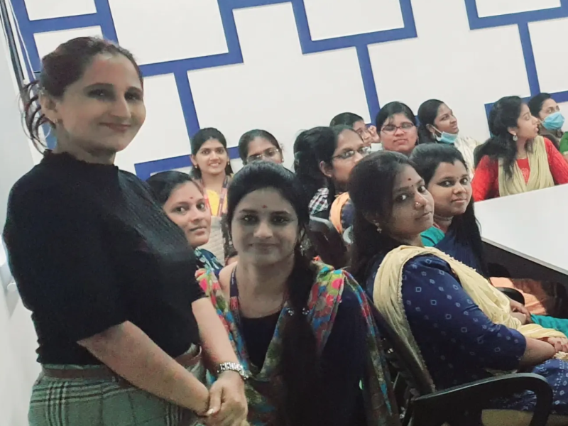 Pinky Akash recently conducted a session on Styling and Grooming at Right HealthCare Solutions