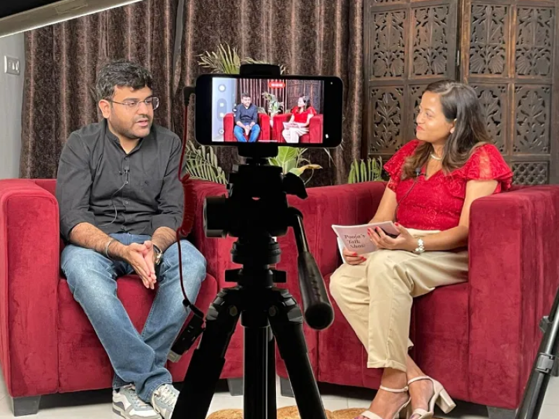 Delhi based Image Consultant Pooja Kushwaha completed her 100th episode of Podcast Pooja’s Talk Show with Fintech Influencer