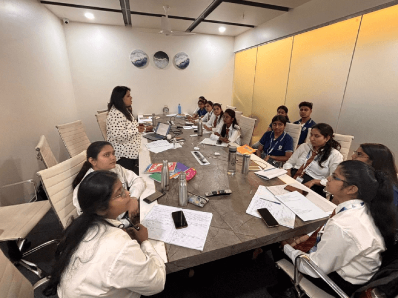 Pune based Image Consultant, Smruti Mehadia facilitated a 8 hours offline session for the final year MBA Students on 
