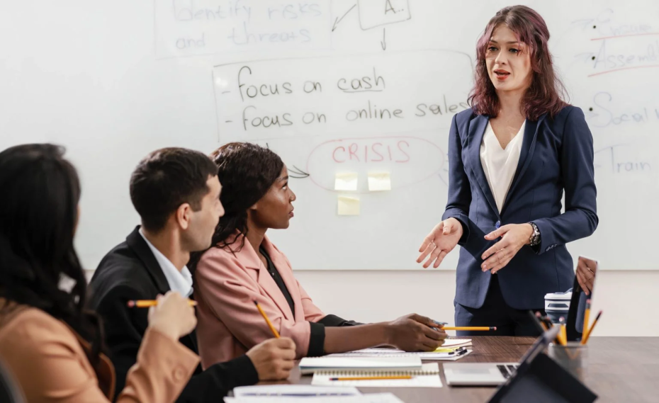 close-up-woman-leading-team-1536x941-20240603151042-1.jpg